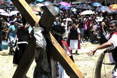 Azote a Cristo en el viacrucis de Chapalita