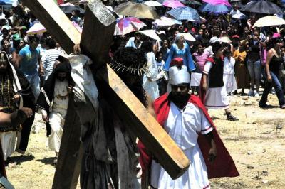 Cristo carga la cruz en el viacrucis de Chapalita