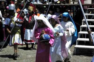 Niñas lavan los pies a Jesucristo 