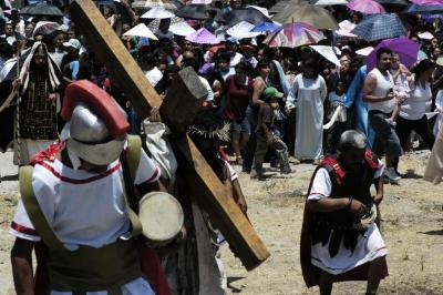 Cristo carga la cruz en el viacrucis de Chapalita