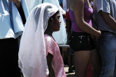 Niña participando en viacrucis