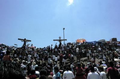 Crucifican a Jesús y ladrón 
