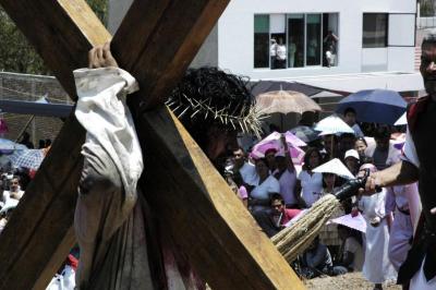Cristo carga la cruz en el viacrucis de Chapalita