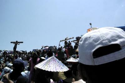 Crucifican a Jesús y ladrón 