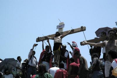 Crucifican a Jesús y ladrón 