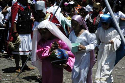 Niñas participan en el viacrucis viviente de Chapalita en León 2
