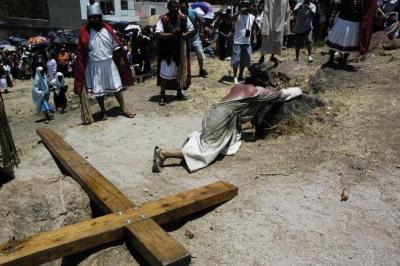 Cristo carga la cruz en el viacrucis de Chapalita