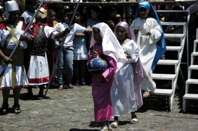 Niñas participan en el viacrucis viviente de Chapalita en León