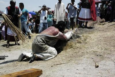 Cristo carga la cruz en el viacrucis de Chapalita 