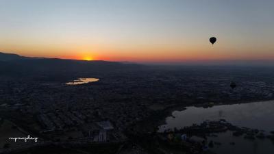 Sale el sol en el Festival del Globo. 