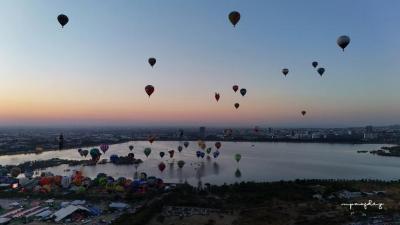 Globos aerostáticos en el cielo de León durante el Festival Internacional del Globo
