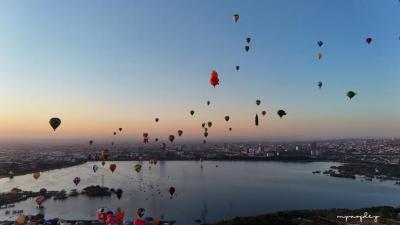 Globos aerostáticos surcan el cielo durante el Festival Internacional del Globo