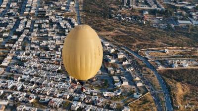 Globo aerostático surca la ciudad durante el Festival Internacional del Globo 