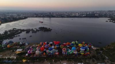 Globos aerostáticos en el Parque Metropolitano de León en el Festival Internacional del Globo