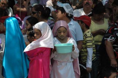 Niñas en el viacrucis viviente de Chapalita