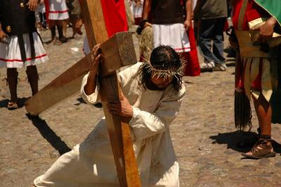 Jesús de Nazaret carga la cruz de su crucifixión
