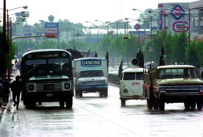 Camiones y otros vehículos circulan por León (Ca. 1970)