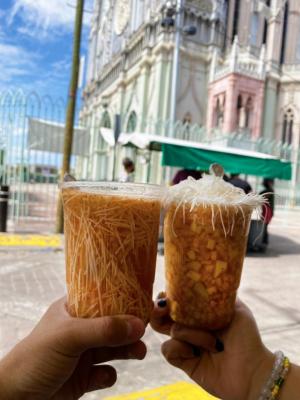 Caldo de oso frente a Templo Expiatorio 