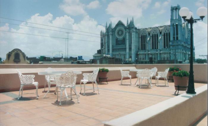 Vista del Templo Expiatorio desde la terraza de la Biblioteca Antonio Torres Gómez
