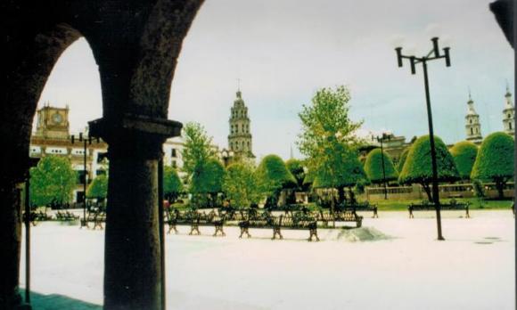 Jardín Principal fotografiado desde el Portal Guerrero, 1979