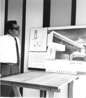 Arq. Agliberto Llamas frente a plano de una de sus construcciones, 1958