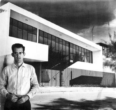Fotógrafo Roberto Rosas frente a casa construida por Agliberto Llamas C.a. 1960