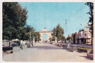 Fotografía a color del Arco de la Calzada en el año 