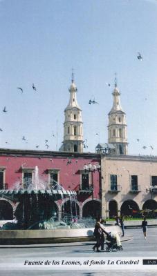 Fuente de los Leones, al fondo la Catedral 