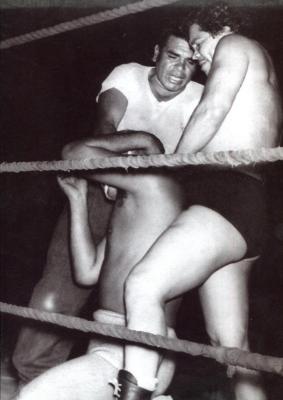 Chato Carmona castiga al Enmascarado de Plata