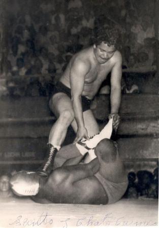 El Chato Carmona somete al Santo en la Arena Isabel