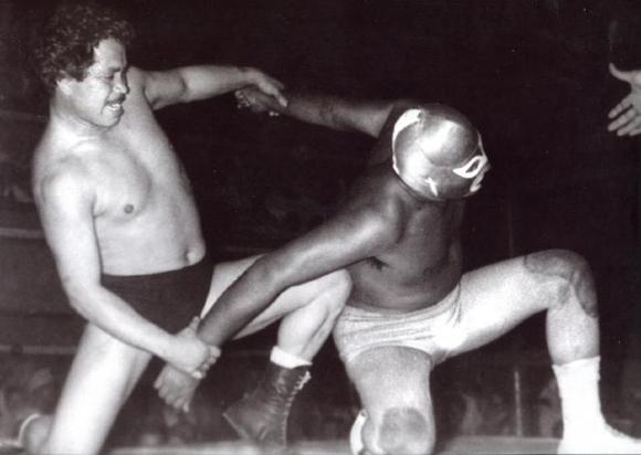 Chato Carmona contra El Santo en la Arena Isabel