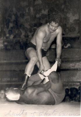 El Chato Carmona somete al Santo en la Arena Isabel