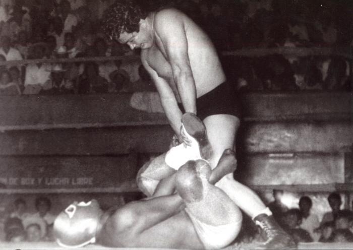 El Santo sometido por el Chato Carmona