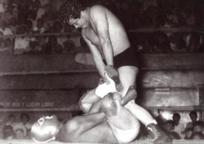 El Santo sometido por el Chato Carmona