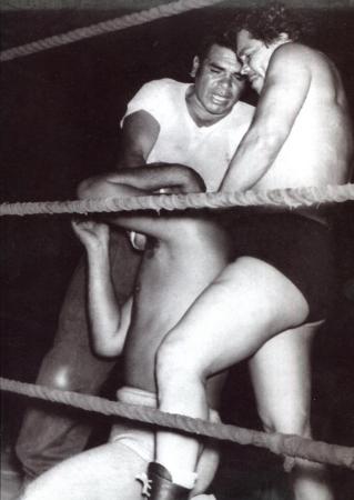 Chato Carmona castiga al Enmascarado de Plata