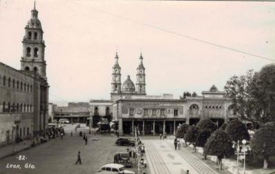 Postal de la Plaza y Jardín Principal en 1930