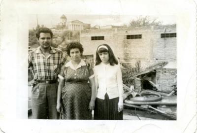 Foto familiar, al fondo se observa la Capilla del Calvario