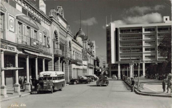 Postal, vía vehicular en la Plaza Principal de León 