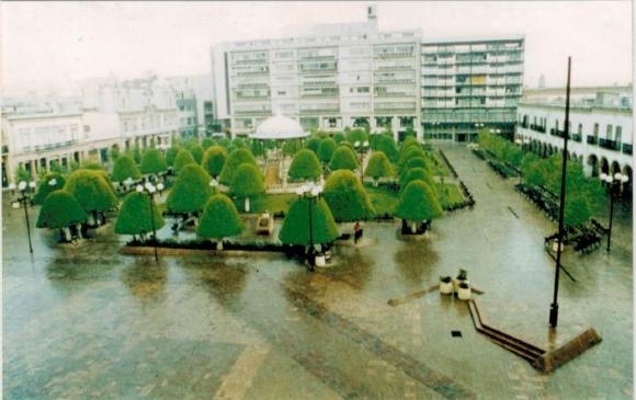 Jardín Principal en día de lluvia (C.a 1979)
