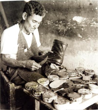 Zapatero remendón trabajando en el calzado (C.a 1960)