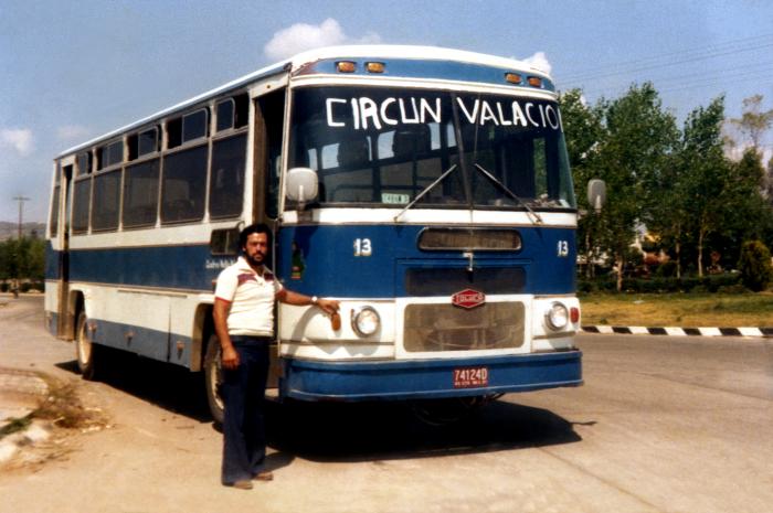 Integrante de la familia Martínez García, frente a uno de sus camiones, en 1979 