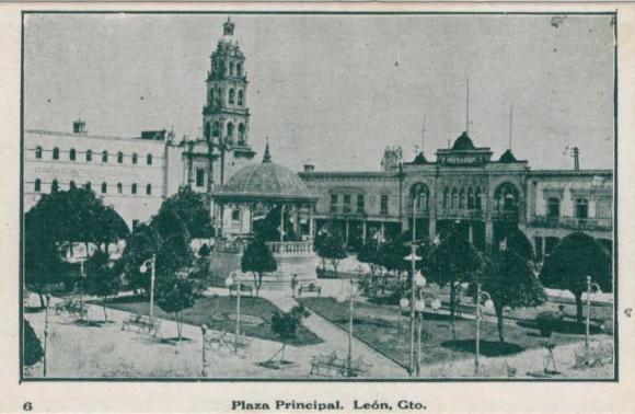 Postal de la Plaza Principal  León, Gto. 