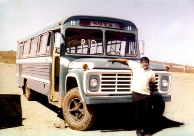 Chófer frente a su unidad de transporte público C.a. 1970