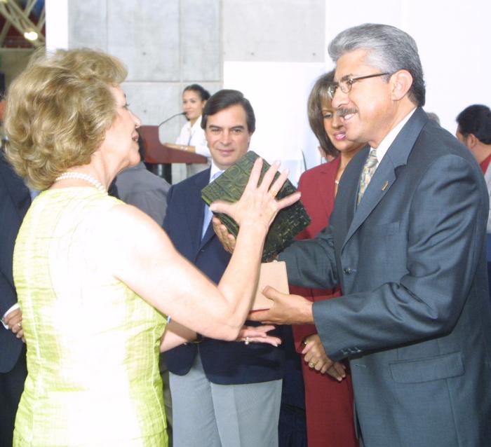 Luis Ernesto Ayala entrega reconocimiento a Ana María Riveira Pérez