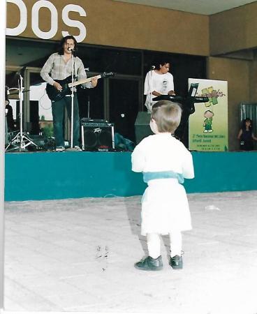 Niño disfruta de concierto en el vestíbulo de la II Feria Nacional del Libro Infantil y Juvenil de León