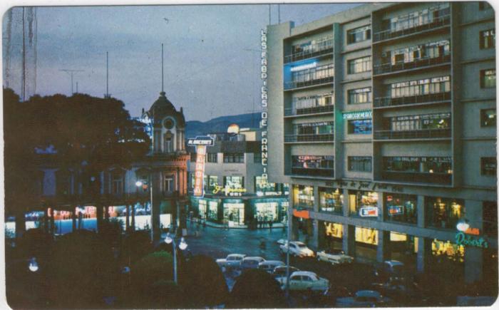 Tarjeta postal a color de la vista de noche del Jardín Principal (Ca. 1960)