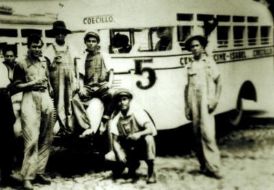 Chóferes posan en un camión de la línea Centro-Coecillo, en 1937 