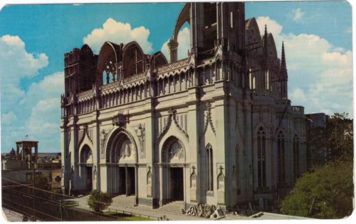 Postal del Templo Expiatorio en construcción