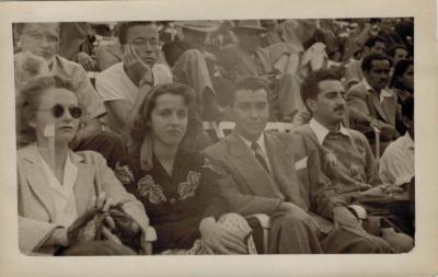 Espectadores de la fiesta taurina (C.a 1960) 