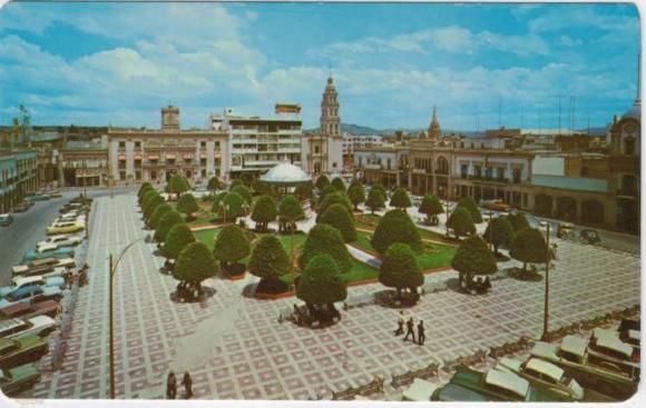 Tarjeta postal a color de la Plaza Mártires 2 de enero (Ca.1960)